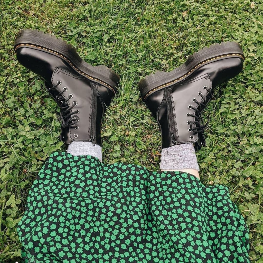 适合矮个子穿的马丁靴百搭款,卡其色马丁靴秋天搭配微胖女