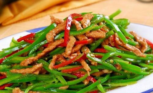 不管炒什么肉丝都不要直接下锅,教你2个小技巧,肉丝鲜嫩不粘锅