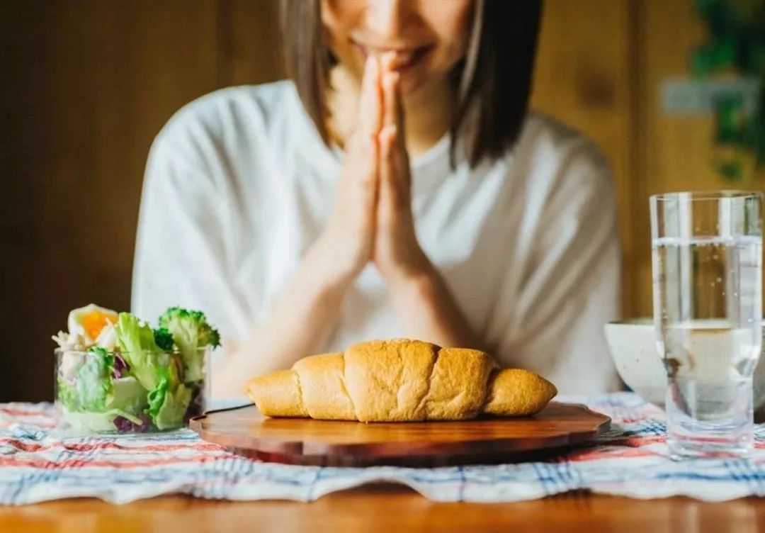 拍照尴尬怎么化解,拍照不自然不上镜的解决办法