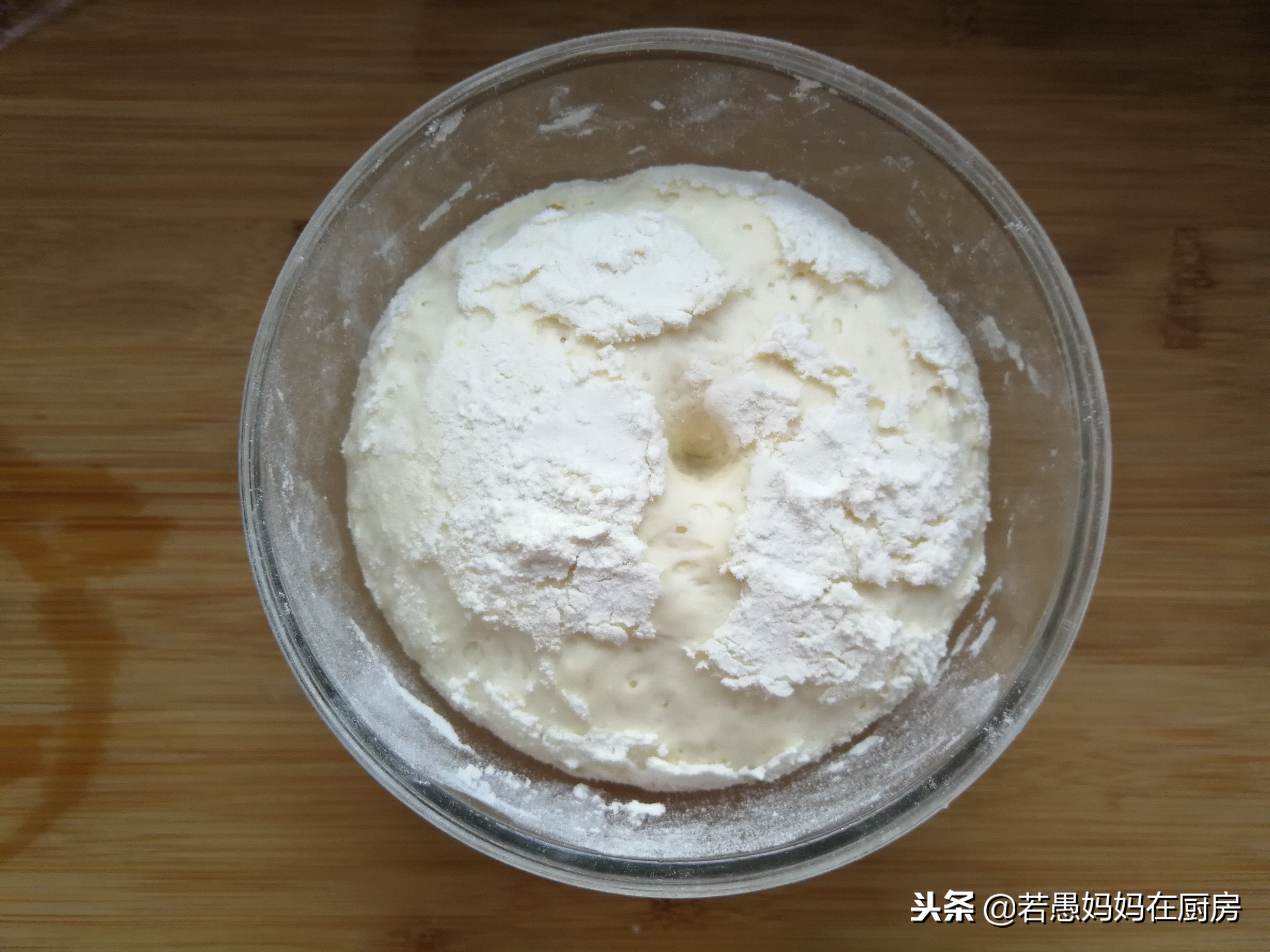 不用泡打粉不用碱，教你做松软筋道的白馒头，越嚼越香！