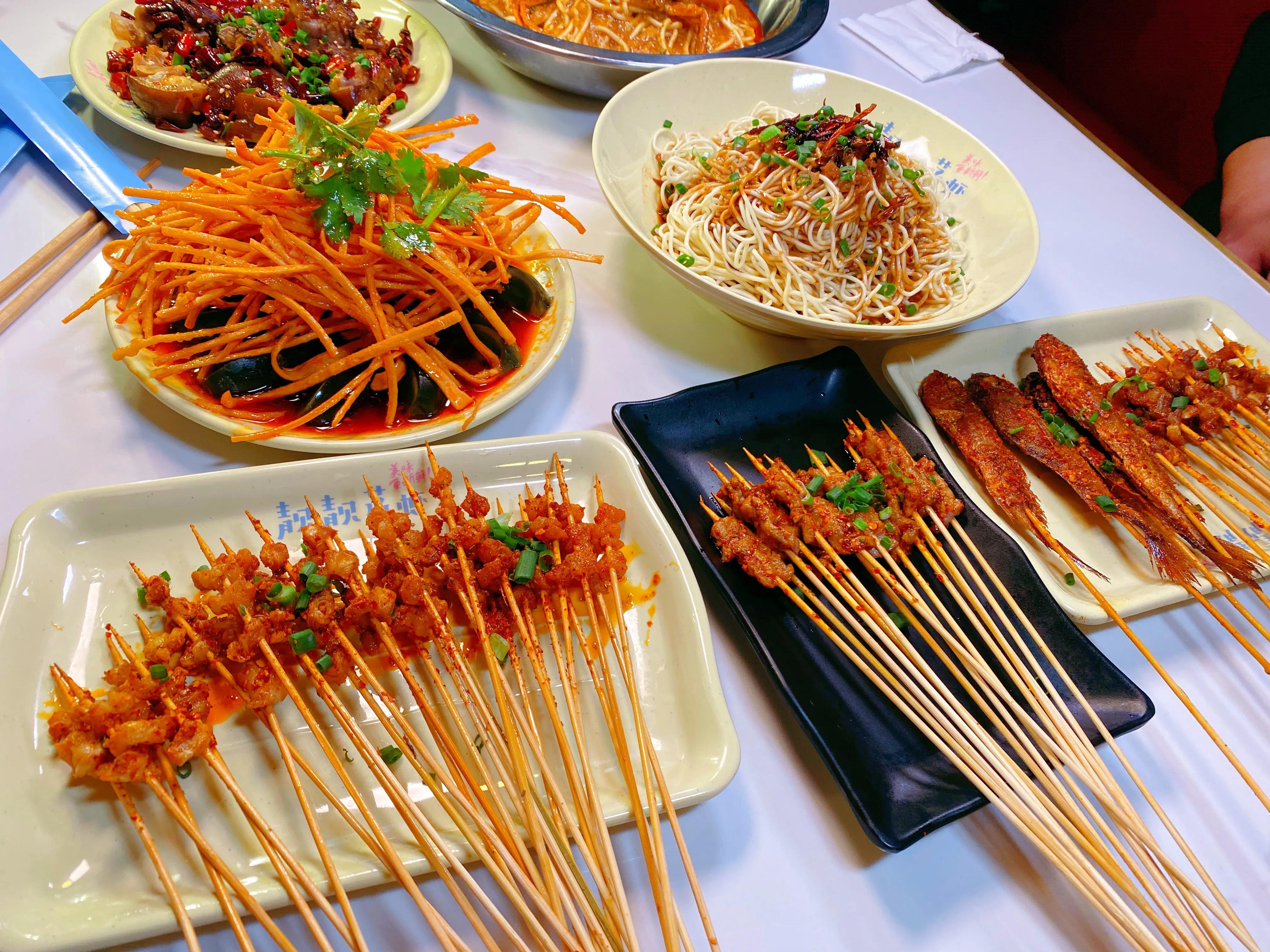 没想到西安这家饭店，把虾做出了各种“花”，排队吃虾人真多