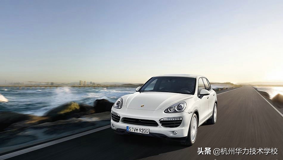 汽车前面红色液体是啥,汽车前面流的黑色液体是什么