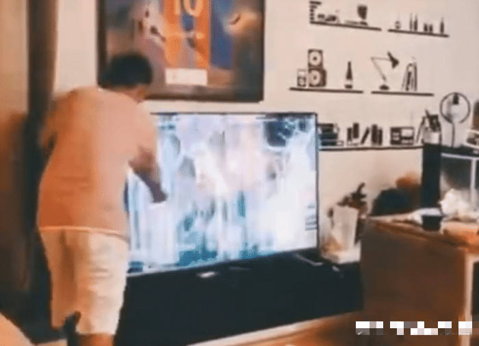 不满心爱球队失败，苏醒用拳头愤怒砸碎电视机，网友：狂躁发作？