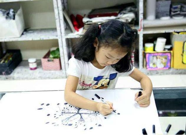 上画画课就给买新玩具，父母有条件的爱，换来的是孩子的计算