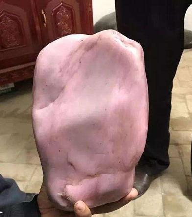 带直闪石的黑青玉籽料,直闪石籽料价格表