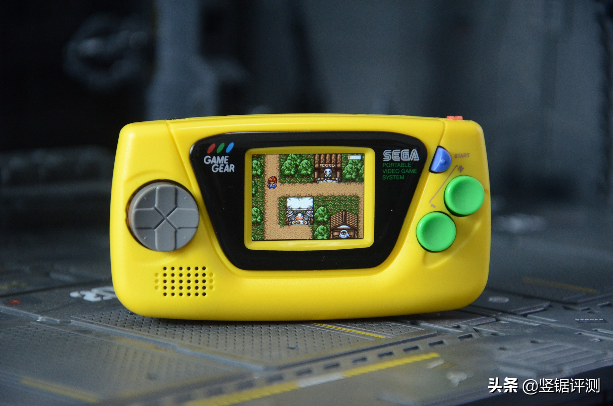 日本“迷你掌机”评测：屏幕仅1.15英寸大小，确定不是钥匙扣