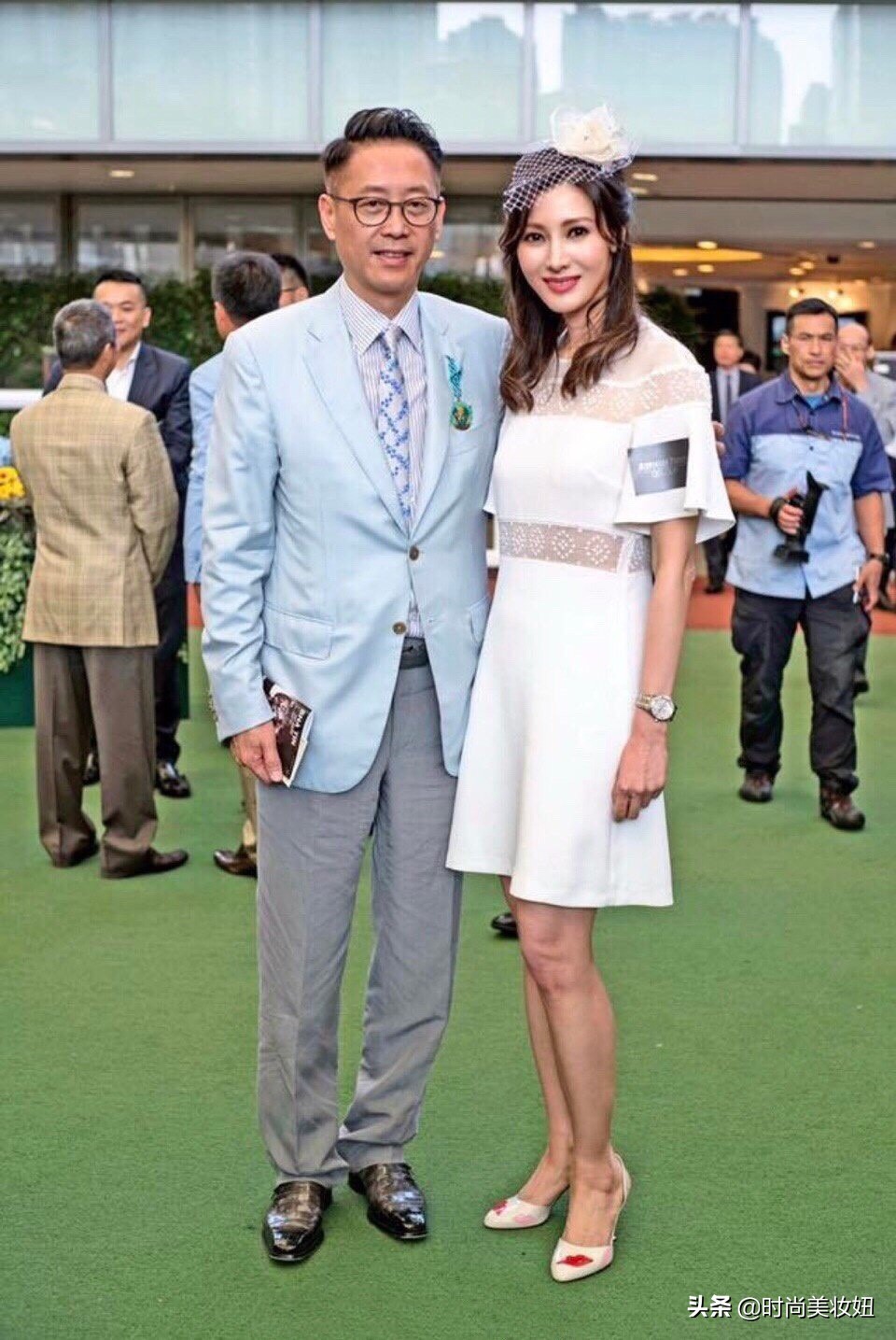 李嘉欣紧身裤配红西装,李嘉欣长裙现身孕味浓