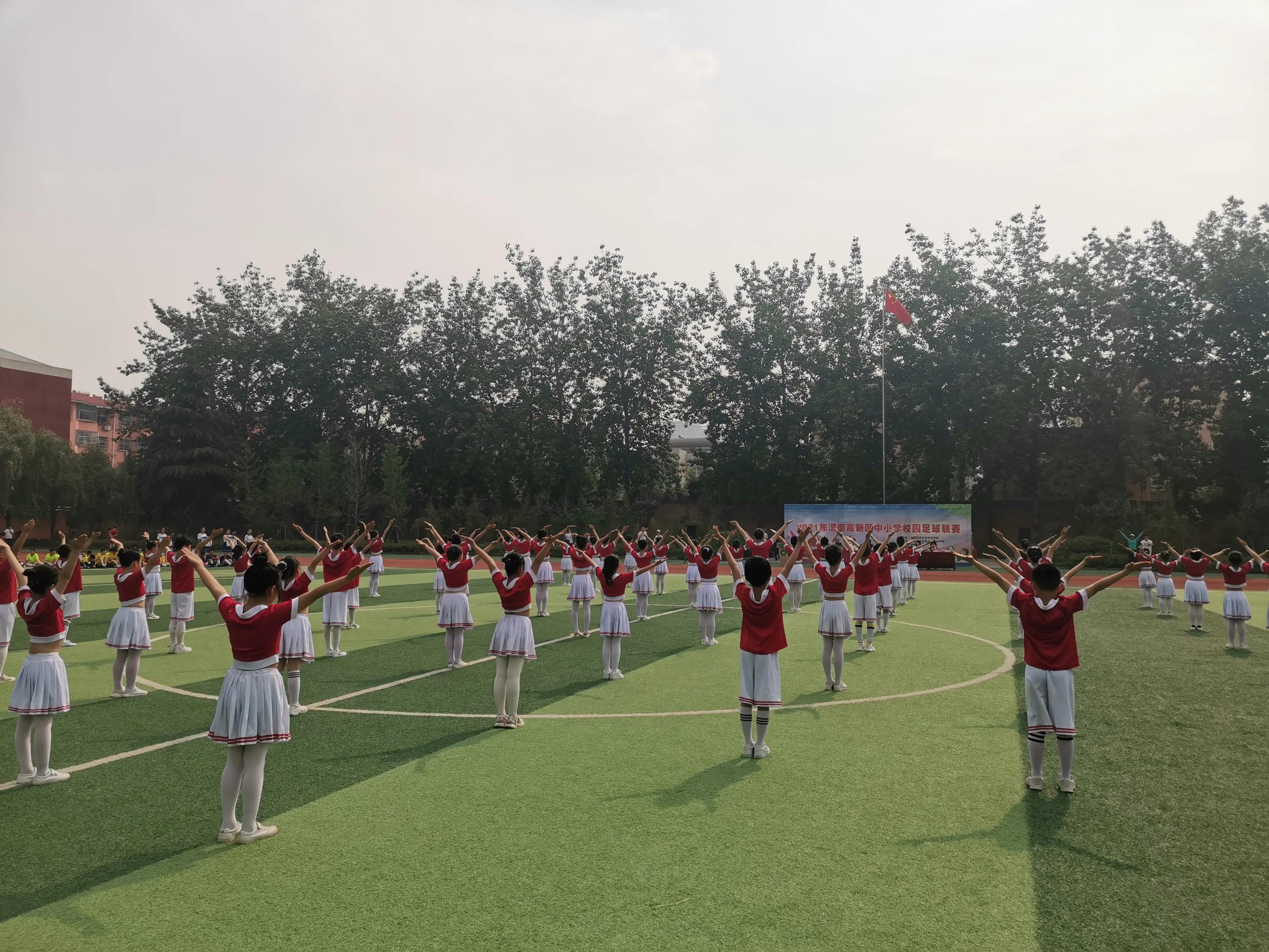 西安市2019年冰峰杯校园足球联赛,绿茵场上尽情驰骋追逐足球梦