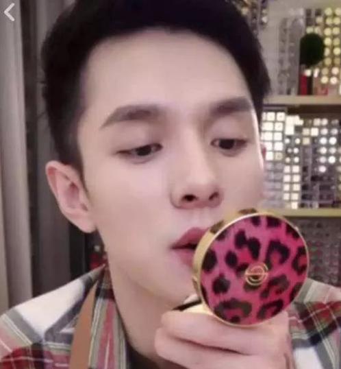 让李佳琦OMG的气垫BB霜，效果堪比美颜相机，誉为水光肌“神器”