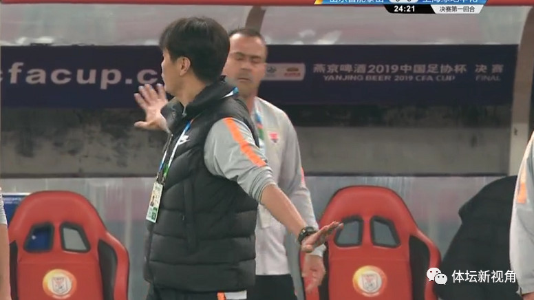 足协杯今晚再现争议判罚！鲁能悍将禁区险遭“踹头”裁判却无视