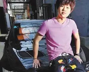 1990年，“歌王”李双江娶小27岁娇妻，没有想到23后竟被儿子坑惨