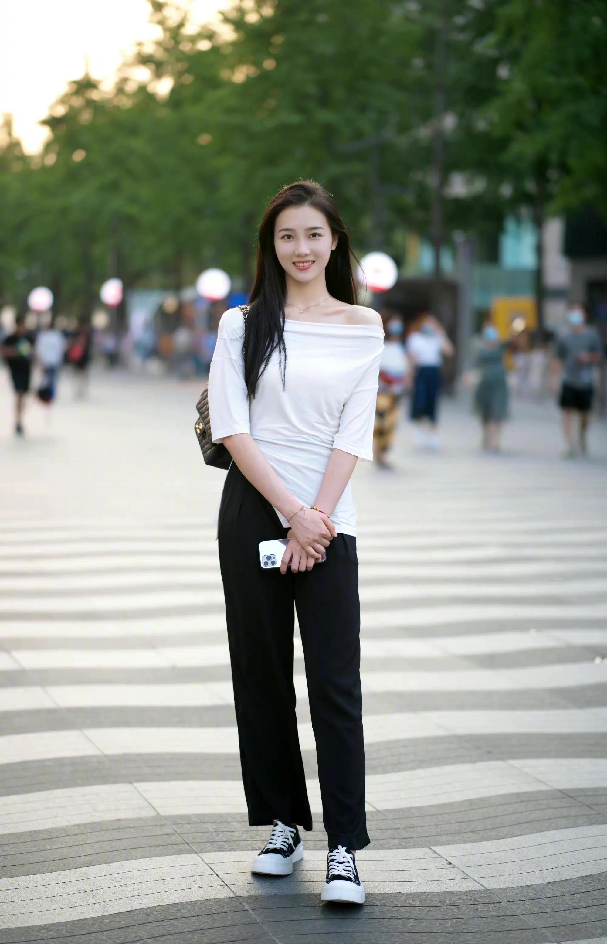 香奈儿chanel2023新款半月包,香奈儿18年早春限量版彩虹包