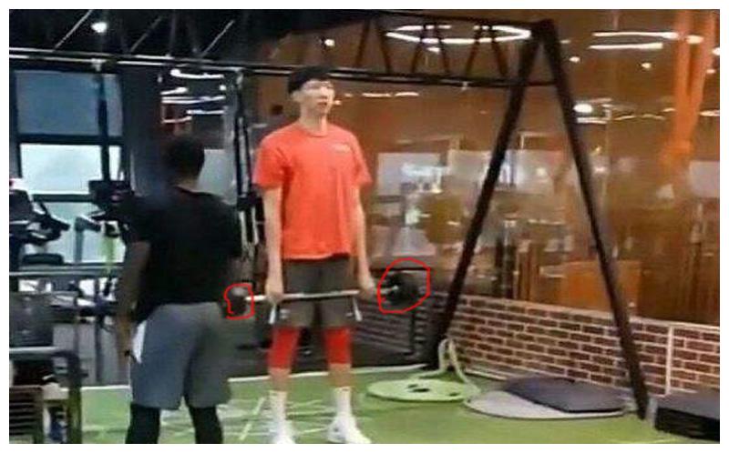 乔丹也通宵打牌，詹姆斯也吃垃圾食品，为什么我们不能原谅周琦？