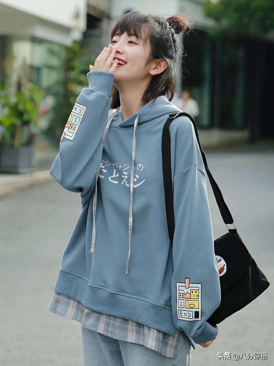 中长款卫衣怎么搭配才好看秋天,秋天冬天穿卫衣怎么搭配裤子