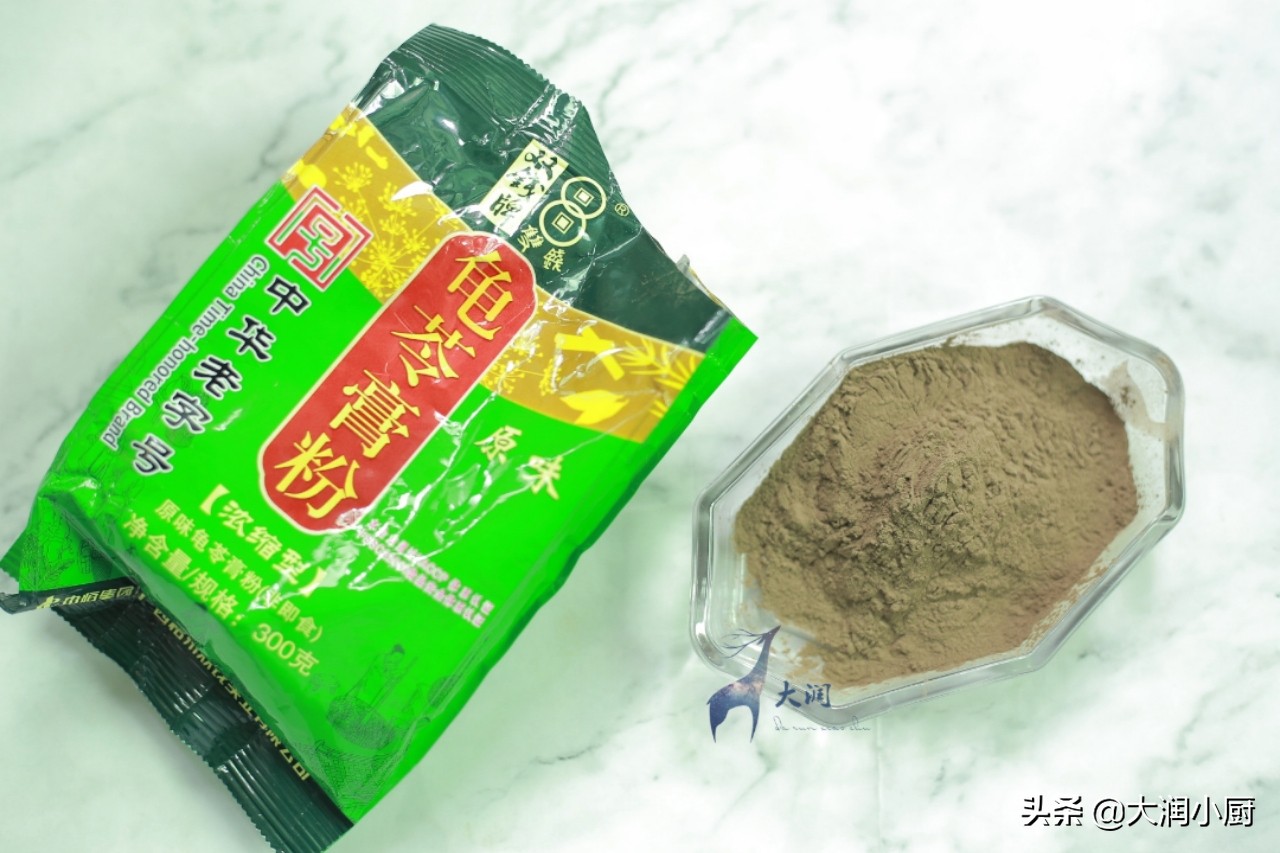 自制龟苓膏清热消暑的必备饮品,龟苓膏熬成糊