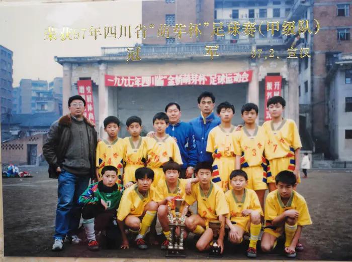 孩子体育场踢足球,小孩儿在篮球场上踢足球