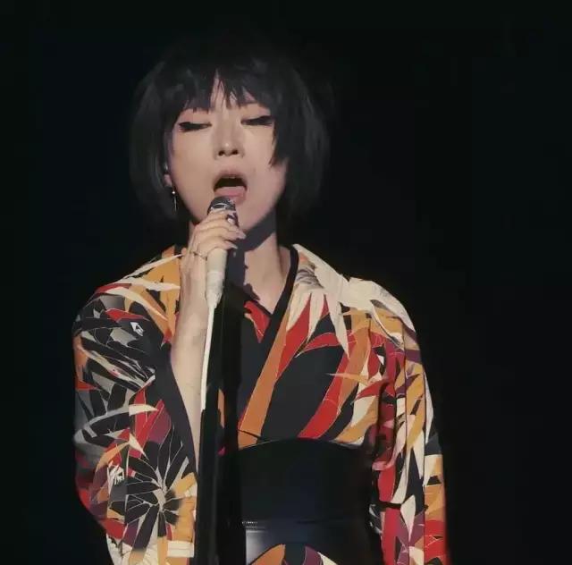 摇滚乐史上最伟大的女歌手,她是摇滚女王歌曲