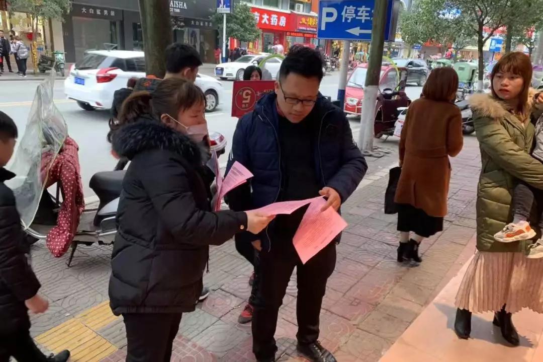 我也怕病毒，但我是村支书，我不带头谁还敢冲？