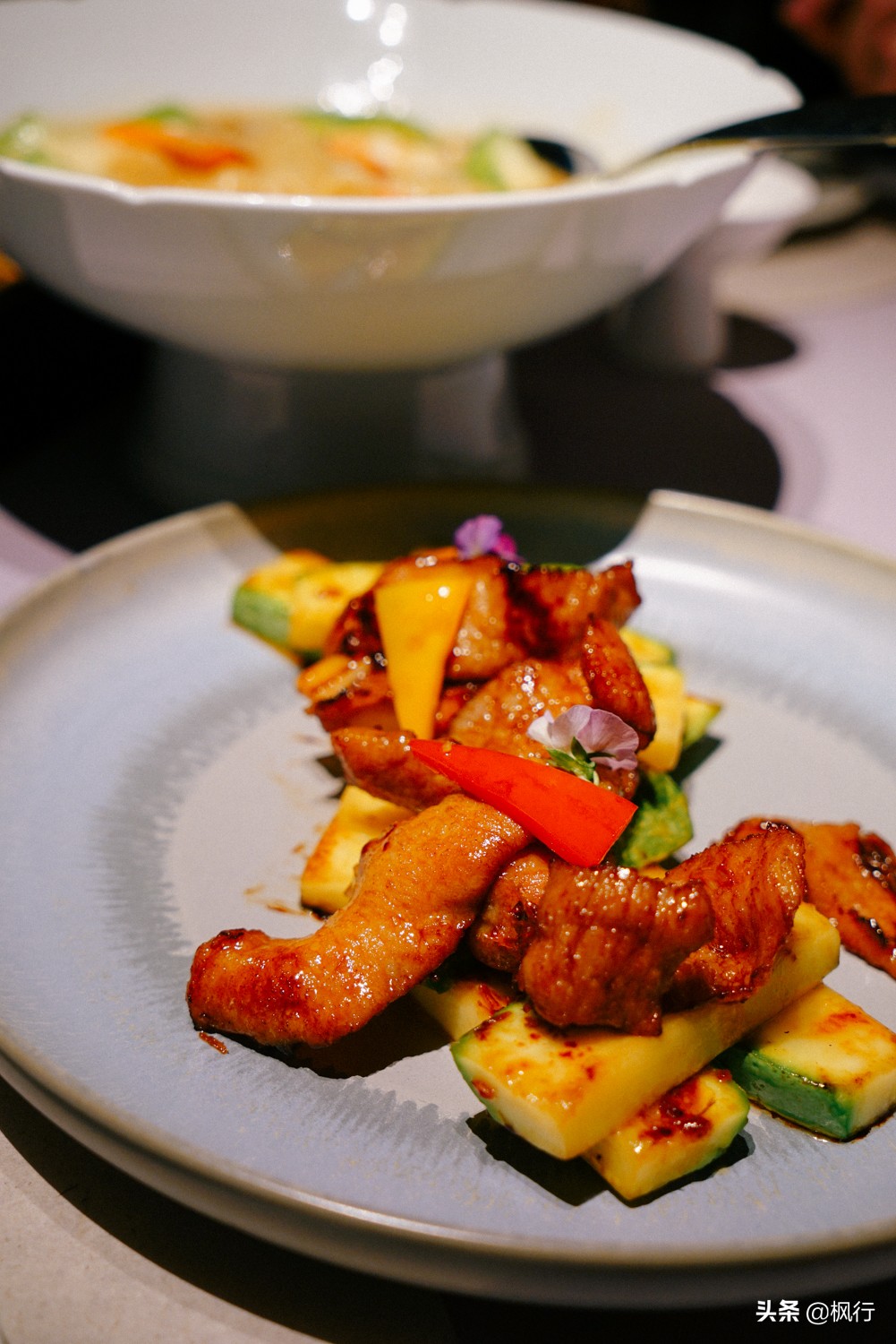 这家北京二环内的粤菜馆，装修获大奖，松板肉、乳鸽、罗氏虾惊艳