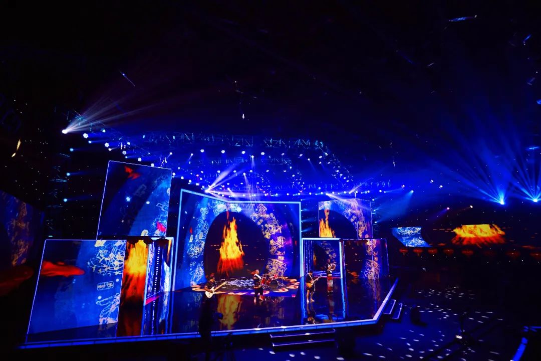 音乐会不按套路出牌：小毕哥现场吃起了大米饭，谢大脚跟着大爷学犁地