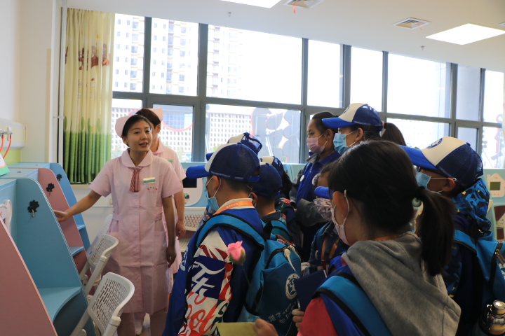 新华小记者走进包头市第四医院