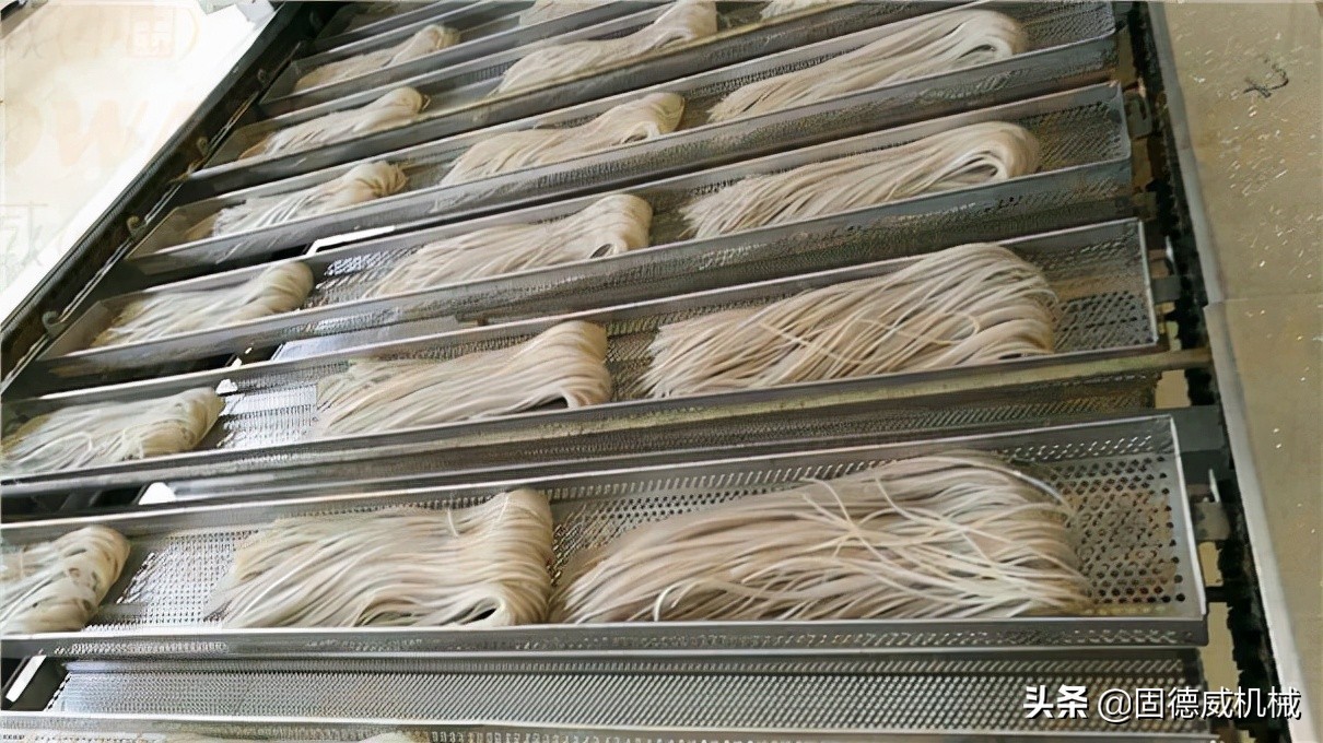 红薯粉条机多少钱一台？哪种工艺的粉条加工设备更适合大众使用？