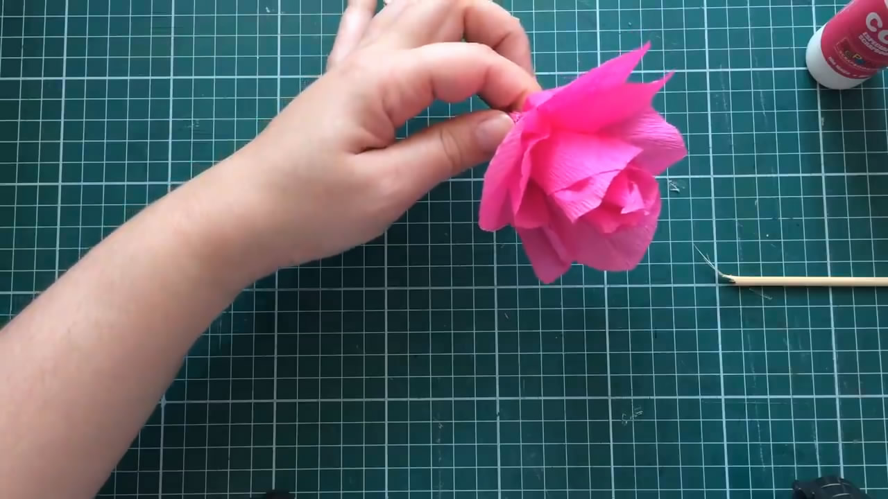 手工纸折花简单又漂亮,皱纸折花手工制作