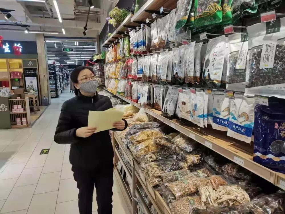 疫情无情人有情爱心蔬菜送一线,疫情无情人有情超市平价回馈顾客