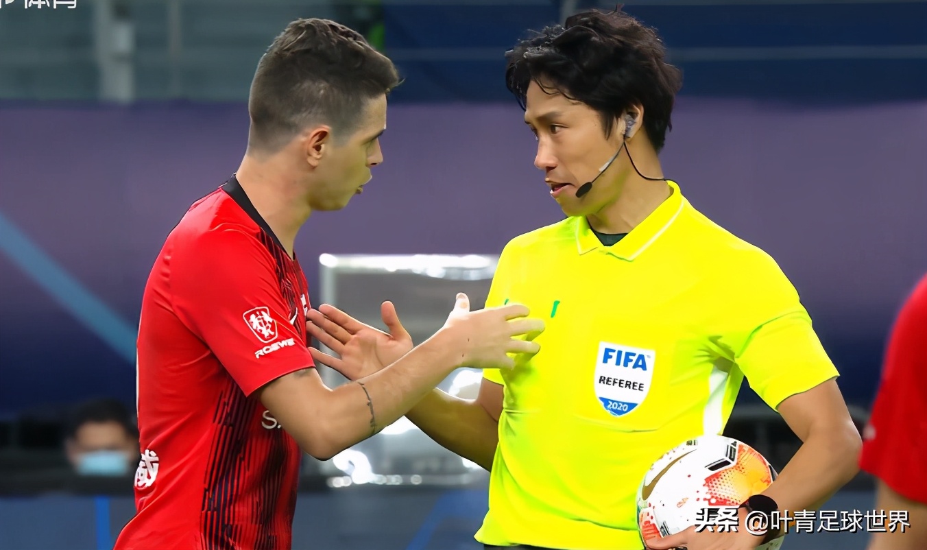1红3黄0争议，韩国裁判MVP！91分钟暖心一幕，中超少见