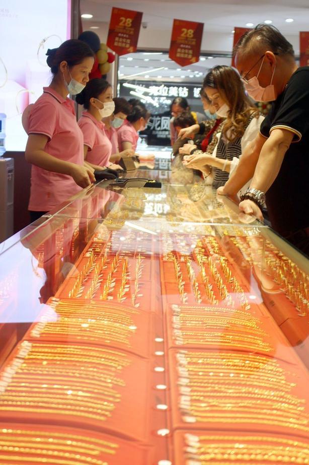 黄金戒指戴了颜色变淡了,黄金首饰价格会随着金价变化吗