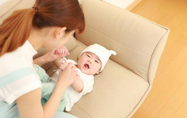 小朋友吃手如何引导,小孩吃手怎么正确引导