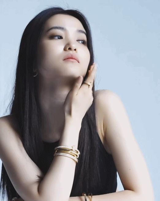 金泰梨杂志写真图文,女星金泰梨穿圣诞小鹿装跳舞