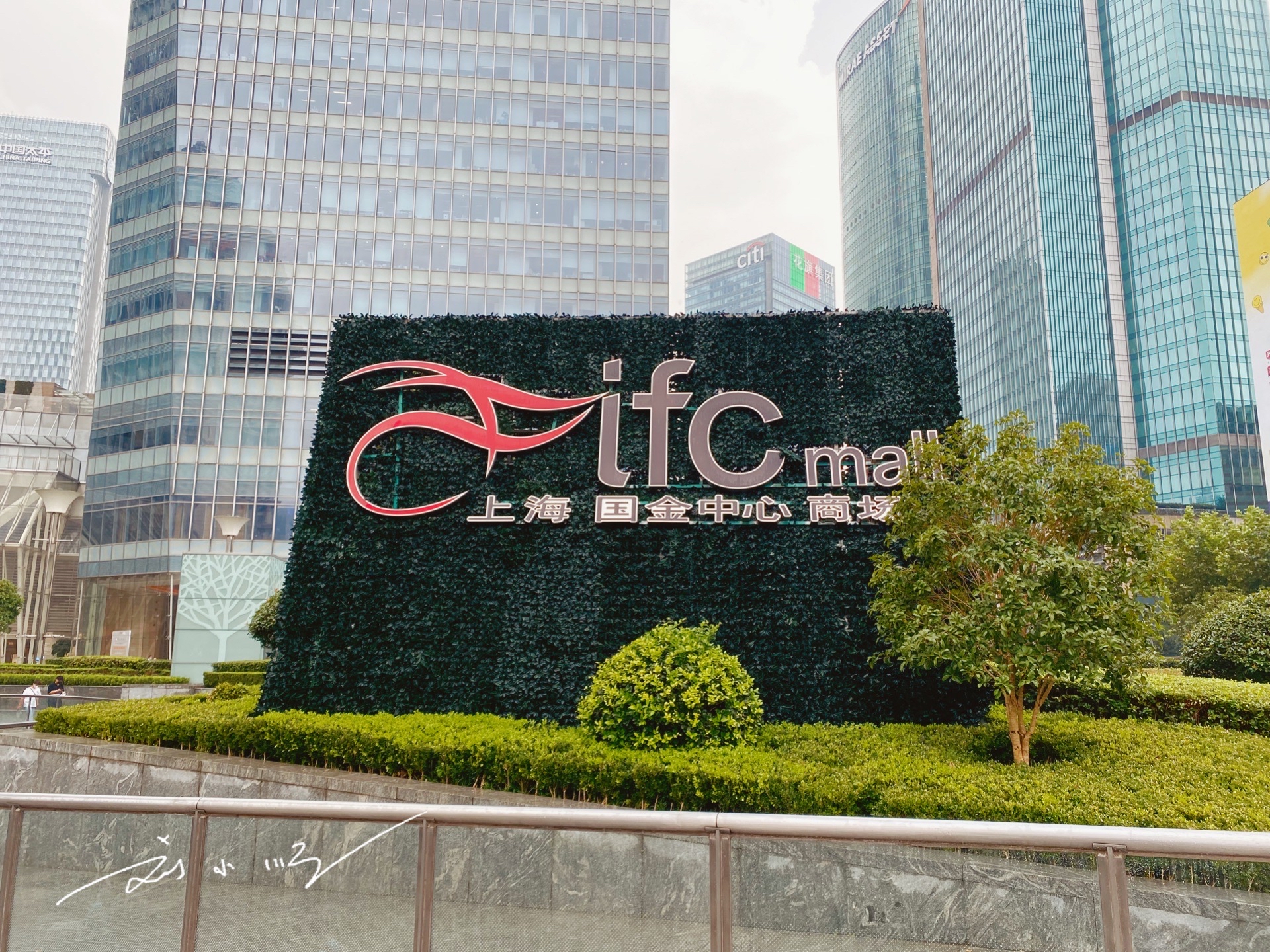 上海东方明珠塔周围哪个商场最大,上海魔都最大的商场