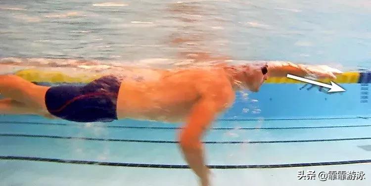 为什么自由泳游着会倾斜,为什么自由泳厉害的腿很轻盈