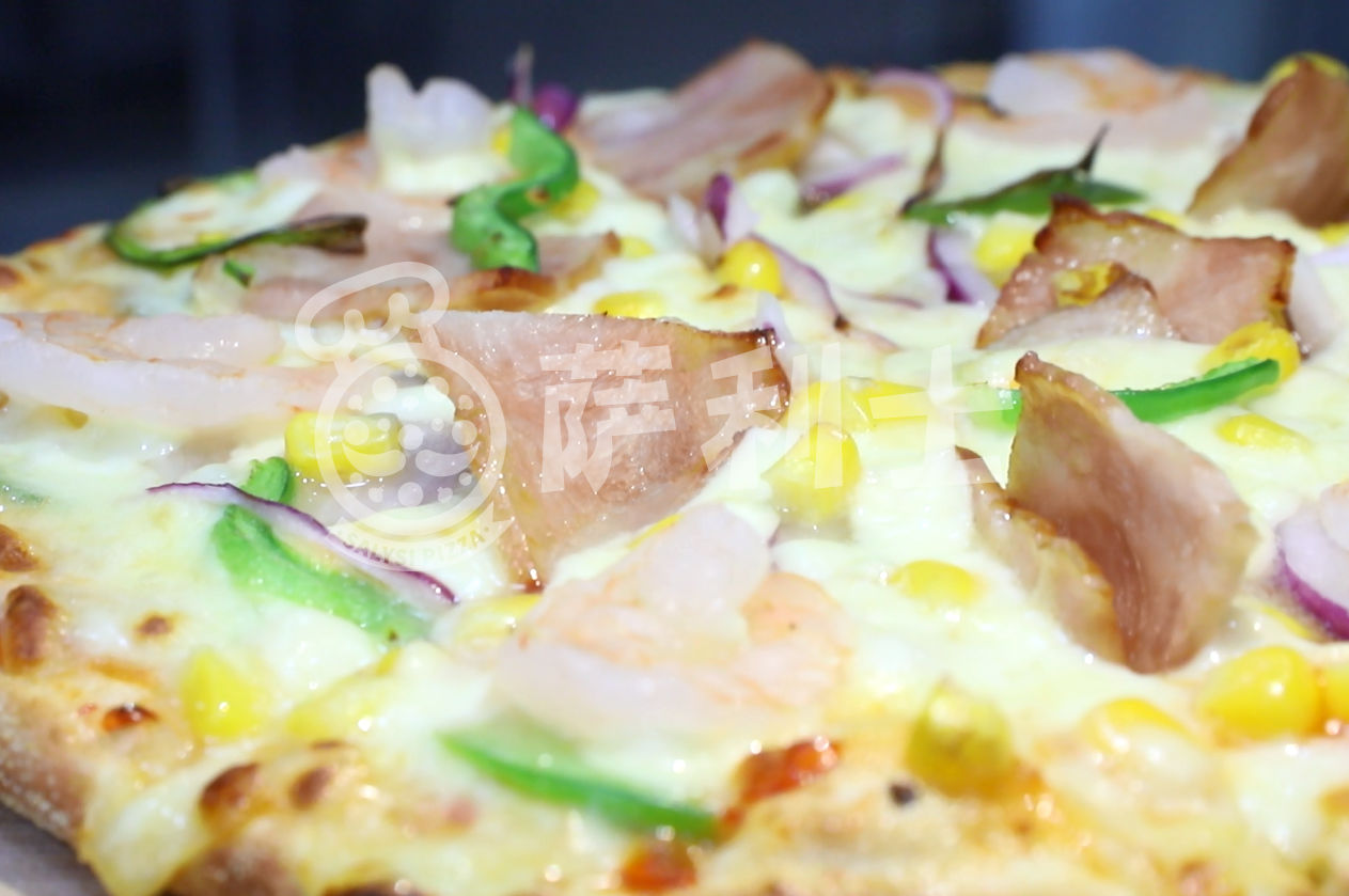 披萨饼底粘烤盘怎么回事,为什么自己烤的披萨馅料与饼不粘