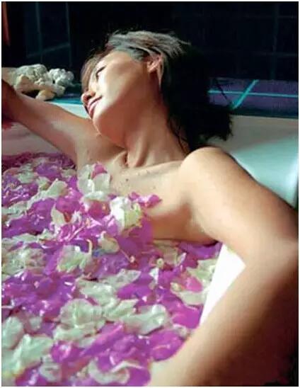 明星泡温泉,42岁女明星泡温泉