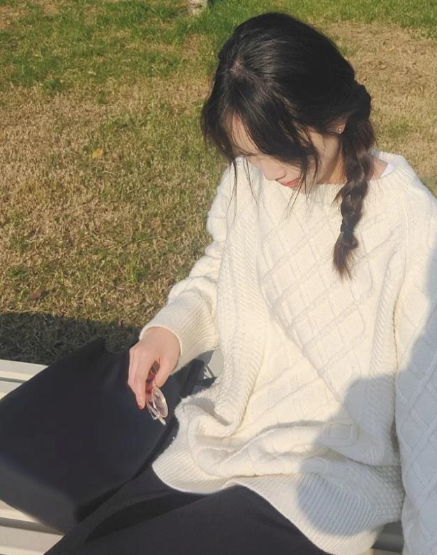 绿色毛衣显白还是蓝色毛衣显白,深蓝色毛衣配什么颜色上衣显白