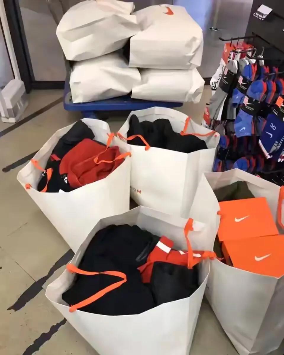 奥莱折扣店阿迪和耐克是正品吗,奥莱里面的阿迪耐克是正品吗