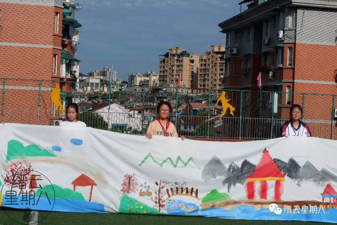 画一幅与校园足球有关的绘画,校园足球绘画又难又好看