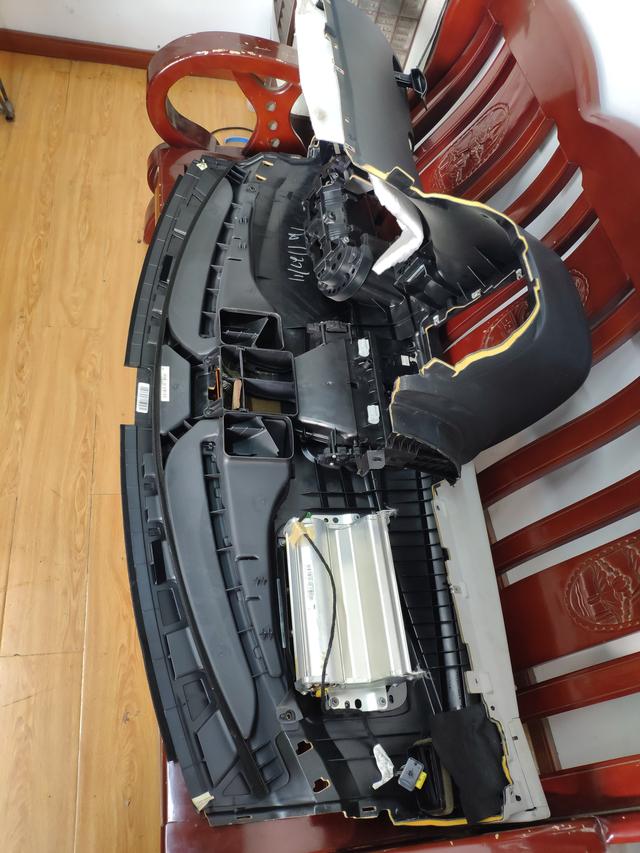 奔驰r350发动机后部漏水维修案例,奔驰r350最外侧水箱怎么拆解