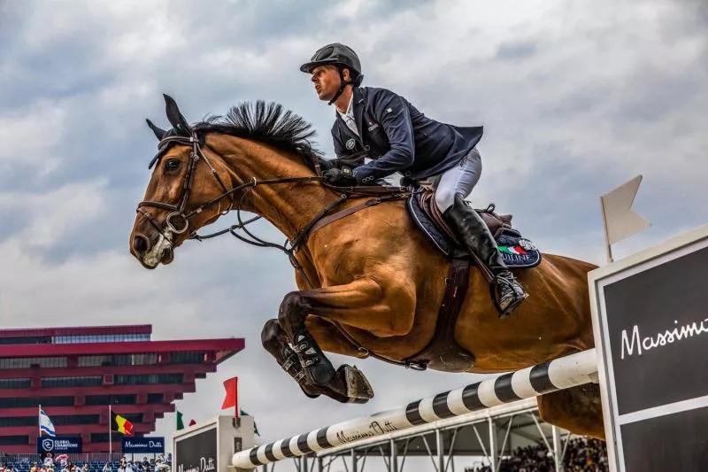 奥迪q5轿跑和奔驰glc,奥迪q5轿跑2022落地