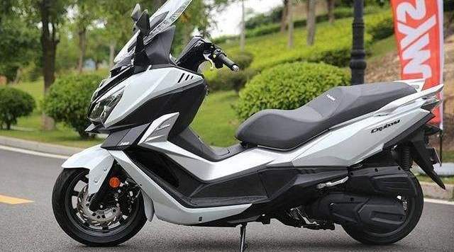 2021款三阳巡弋300阿尔法白色摩旅,三阳joymax-z300和巡弋300
