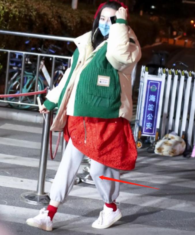 迪丽热巴贵州拍戏路透,迪丽热巴路透绿色衣服