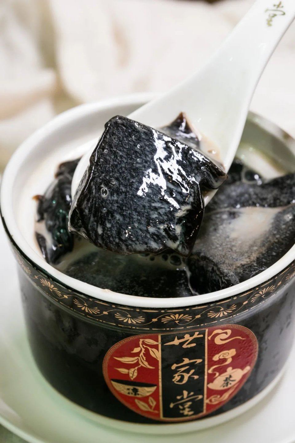 把整颗人参怼进龟苓膏里！论养生，还是深圳人厉害