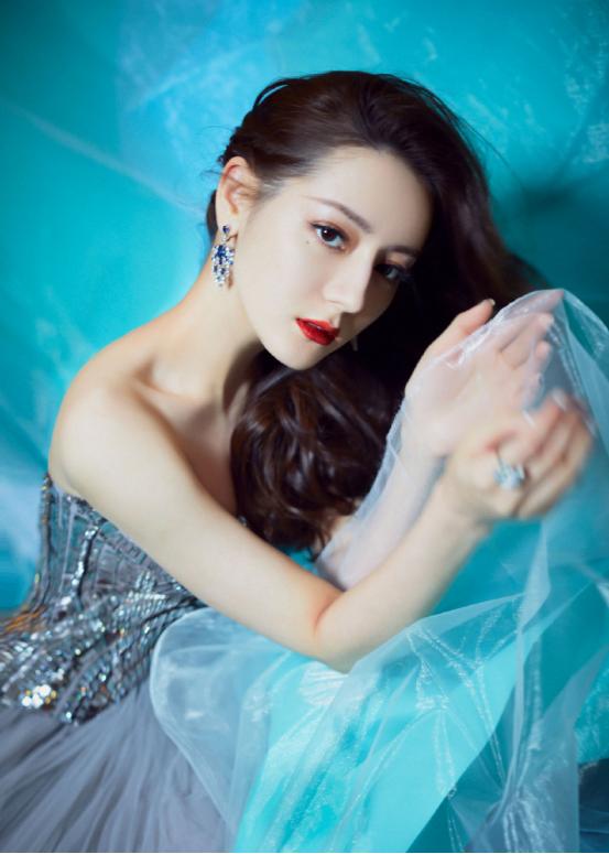 迪丽热巴穿西装拿奖状,迪丽热巴穿纱裙