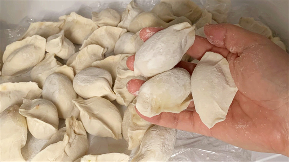 速冻饺子是冷水下锅还是开水下锅,冻饺子怎么煮才不会破皮