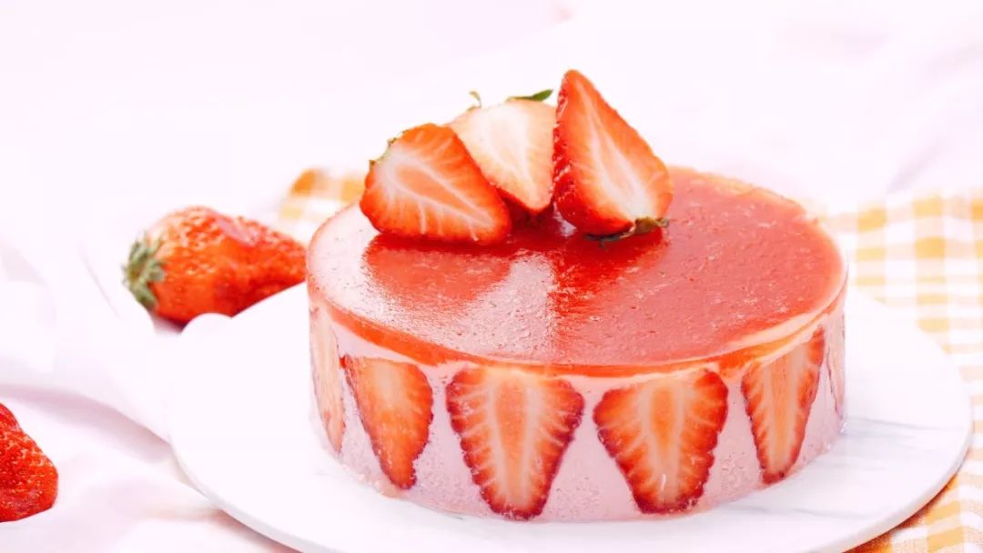 满满的草莓香味的慕斯，不用烤箱就能做、简单快手！