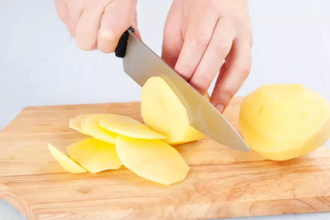 土豆在裤子上涂一下，解决了家家户户的大难题，太实用了