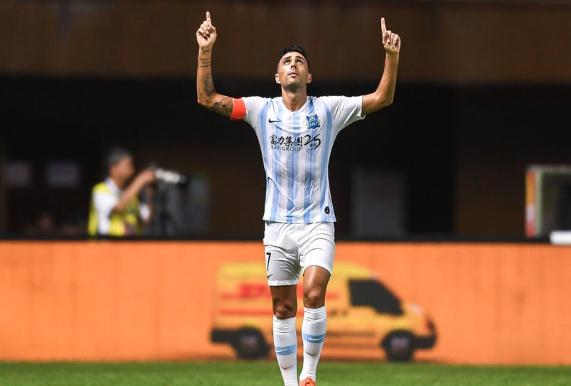 扎哈维凌空破门绝杀,扎哈维插花脚高清图片