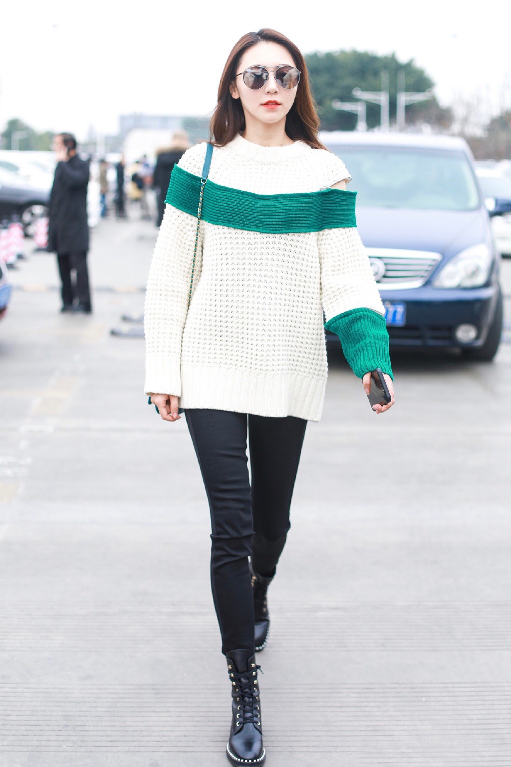 剧中她嫁老板杨幂的未婚夫，今穿机车服配紧身裤，大长腿不输杨幂